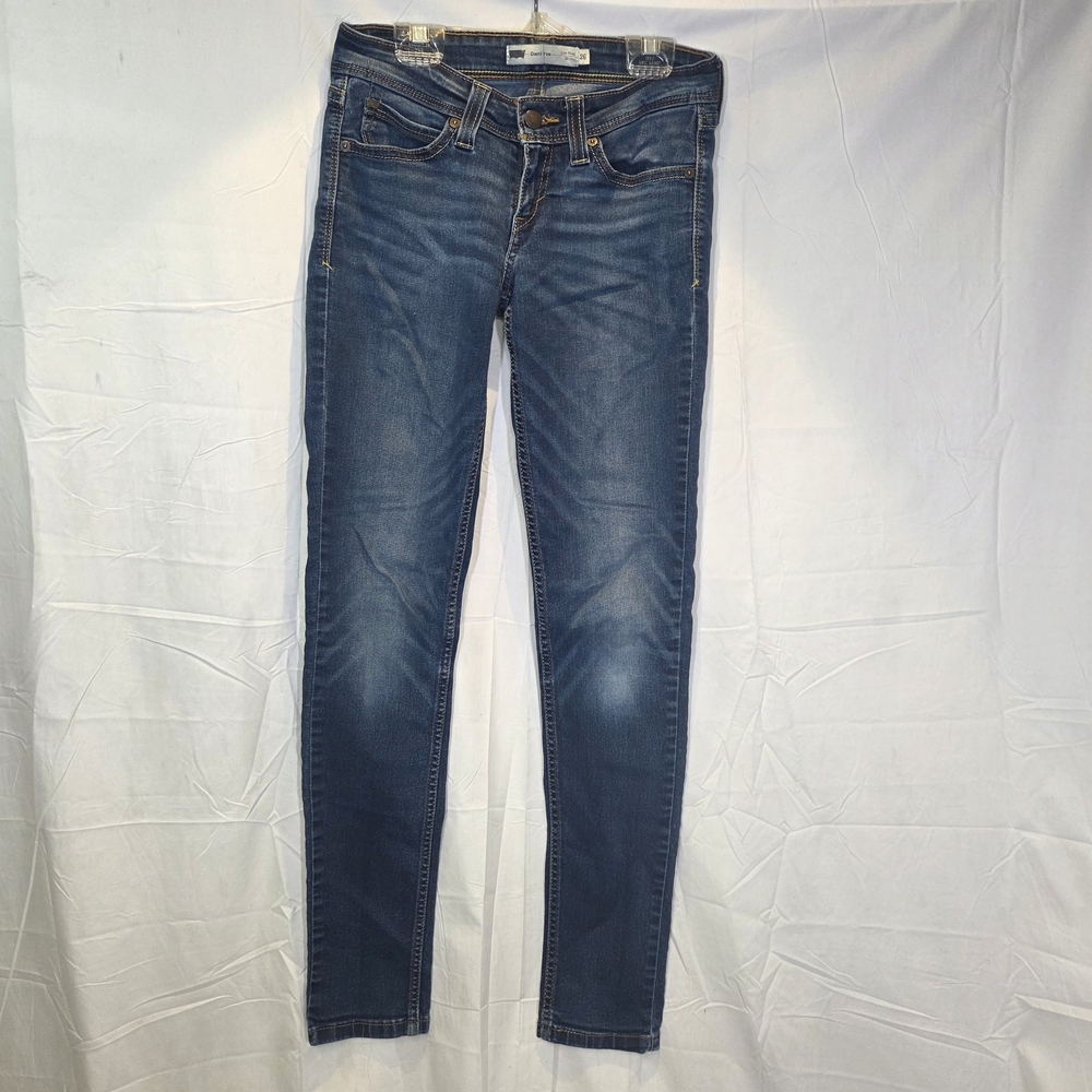 Classic Blue Levi's Women's Fitted Jeans